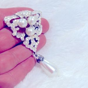 VINTAGE BROOCH W WHITE PEARL RHINESTONE  TEARDROP W SILVER METAL